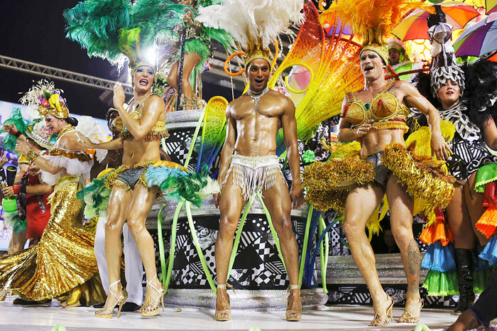 Представители различных школ самбы во время карнавала в Рио-де-Жанейро. 