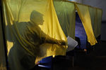 Избиратель во время голосования на внеочередных выборах президента Украины в деревне Доброполье, Донецкая область