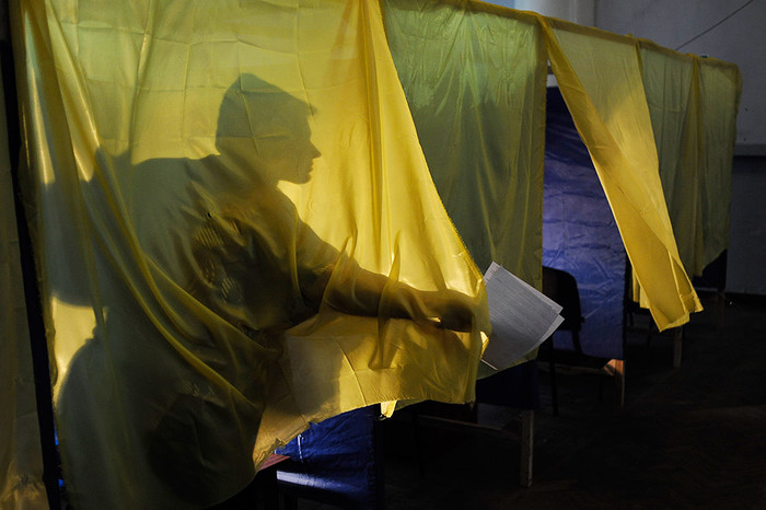 Избиратель во время голосования на&nbsp;внеочередных выборах президента Украины в&nbsp;деревне Доброполье, Донецкая область
