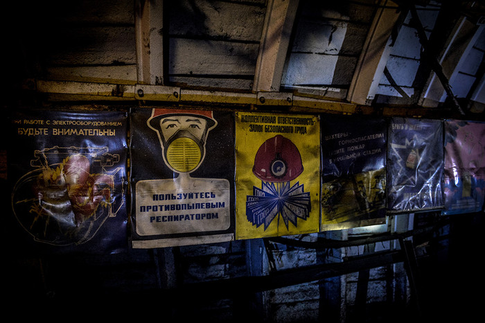 Предупредительные плакаты на шахте &laquo;Глубокая&raquo; в Шахтерске