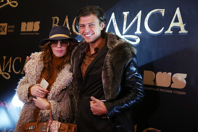Певцы Анастасия Стоцкая и Прохор Шаляпин на премьере фильма режиссера Антона Сиверса «Василиса» в кинотеатре «Октябрь»
