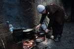 Жительница поселка Марьинка Донецкой области готовит еду в бомбоубежище