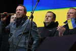 Бывший заместитель губернатора Днепропетровска Геннадий Корбан (слева) выступает на митинге «За единую Украину»