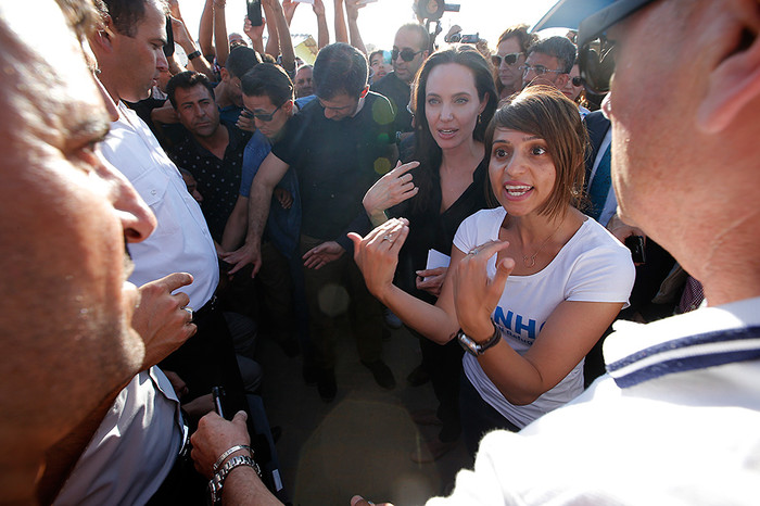 Голливудская актриса и посол доброй воли ООН Анджелина Джоли во время визита в&nbsp;лагерь беженцев