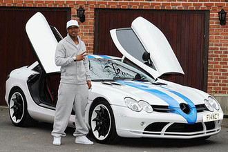 Mercedes-Benz SLR Mclaren. На этот автомобиль Эль-Хаджи Диуф потратил €550 тыс.