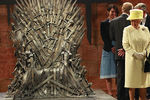 Елизавета II смотрит на Железный Трон в тронном зале в Королевской гавани — в павильоне, в котором снимается знаменитый на весь мир сериал «Игра престолов» , 2014 год