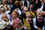 Ученики первых классов гимназии №1 города Новосибирска во время торжественной линейки посвященной Дню знаний