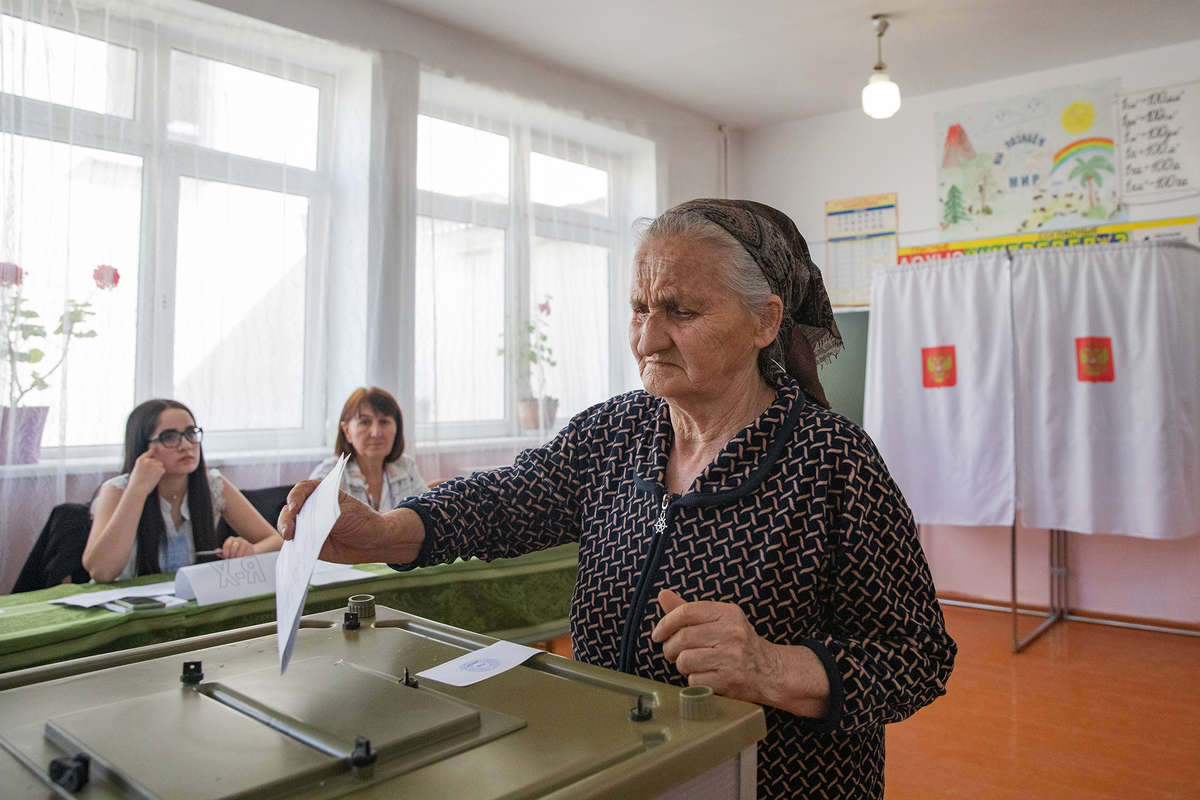 Жительница поселка Дзау голосует на выборах главы республики на избирательном участке, 10 апреля 2022 года 