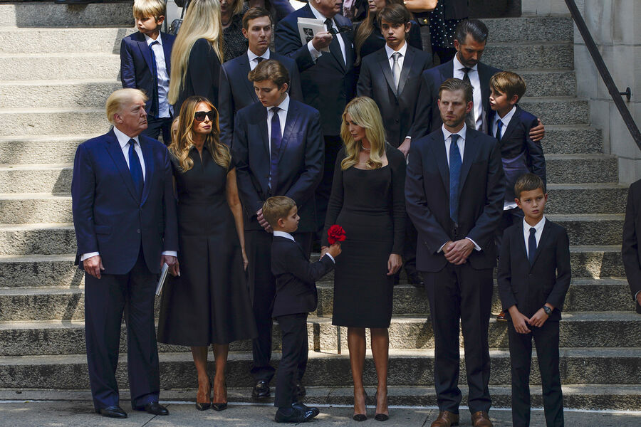 Дональд Трамп с&nbsp;женой, детьми и родственниками после церемонии прощания с&nbsp;Иваной Трамп в&nbsp;Нью-Йорке, 20&nbsp;июля 2022&nbsp;года