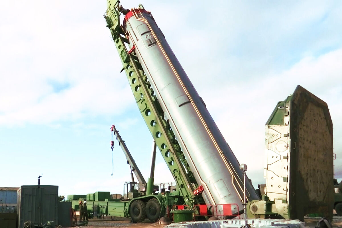 Межконтинентальная баллистическая ракета ракетного комплекса стратегического назначения «Авангард» во время установки в пусковую шахту в Оренбургской области