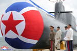 Лидер КНДР Ким Чен Ын на церемонии спуска на воду новой тактической атомной подводной лодки в Северной Корее, 8 сентября 2023 года