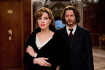 <b>«Турист» (2010)</b>
<br><br>
Анджелина Джоли сыграла возлюбленную знаменитого вора, которой нужно выбрать первого попавшегося человека и сделать вид, будто он и есть тот самый вор, сделавший пластическую операцию. В роли первого попавшегося — Джонни Депп.
