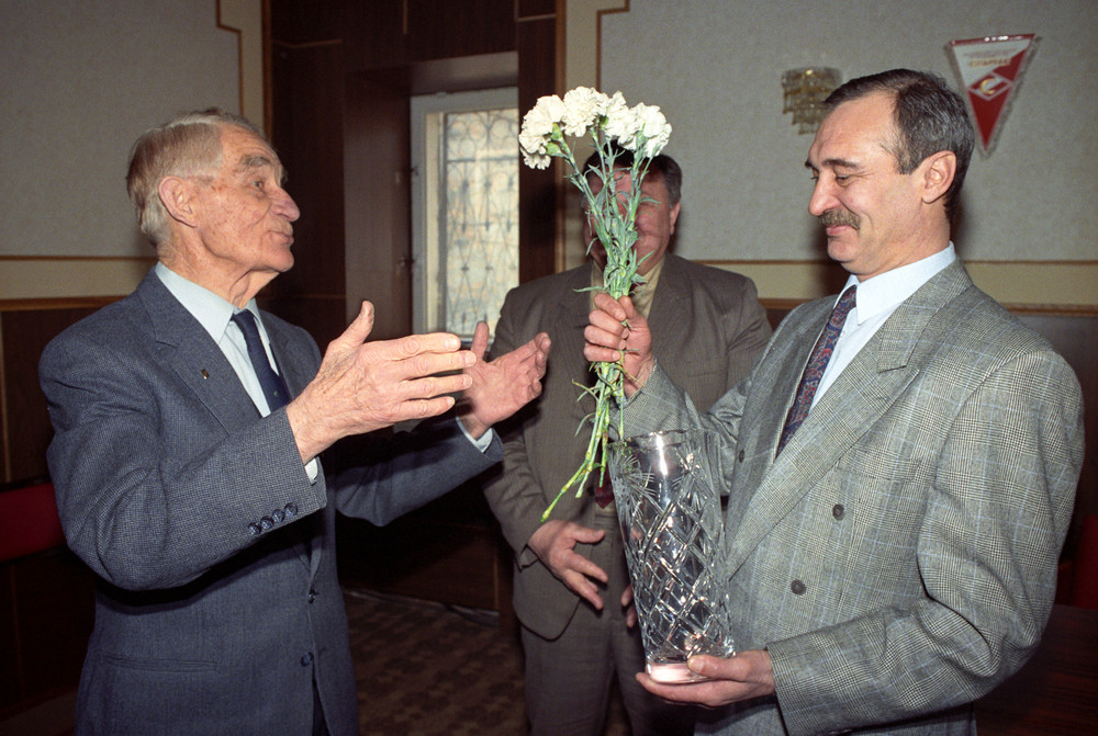 Начальник футбольной команды «Спартак» Николай Старостин поздравляет Геннадия Логофета с 50-летием