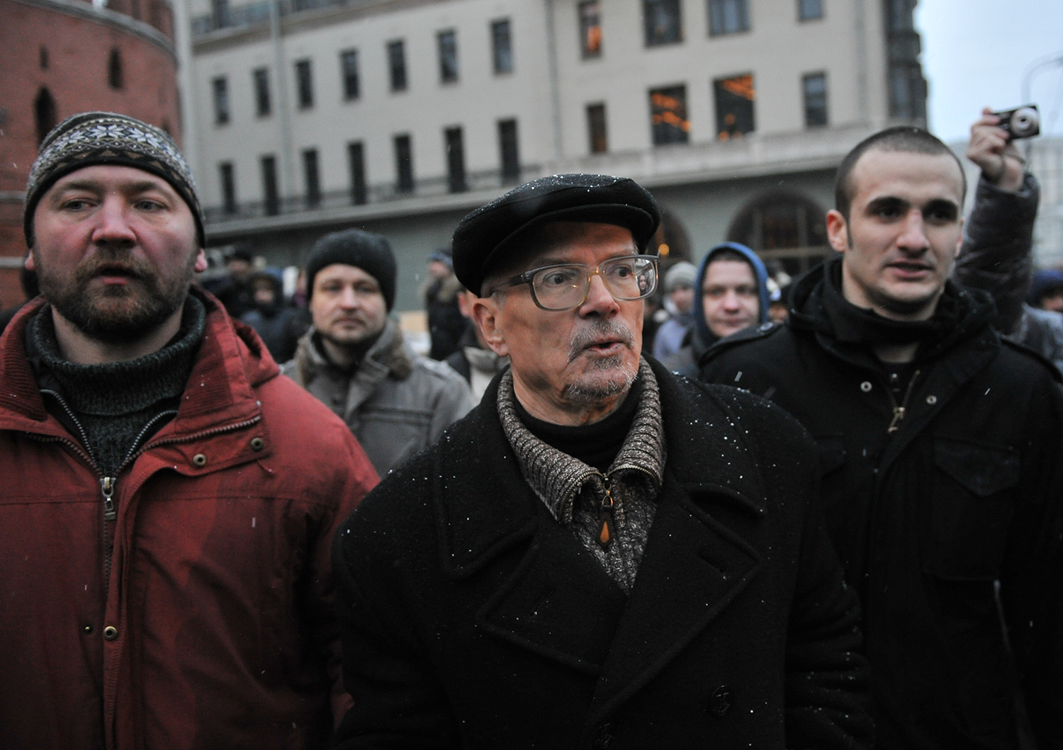Лидер движения «Другая Россия» Эдуард Лимонов (в центре) на акции протеста на Площади Революции