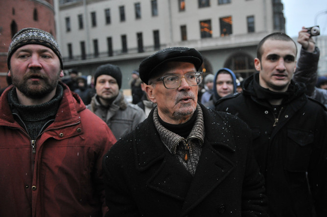 Лидер движения «Другая Россия» Эдуард Лимонов (в центре) на акции протеста на Площади Революции