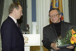Владимир Путин вручает премию имени Булата Окуджавы Юлию Киму, 1999 год