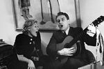 Любовь Петровна Орлова и ее муж кинорежиссер Григорий Васильевич Александров поют песни под гитару у себя дома, 1937 год