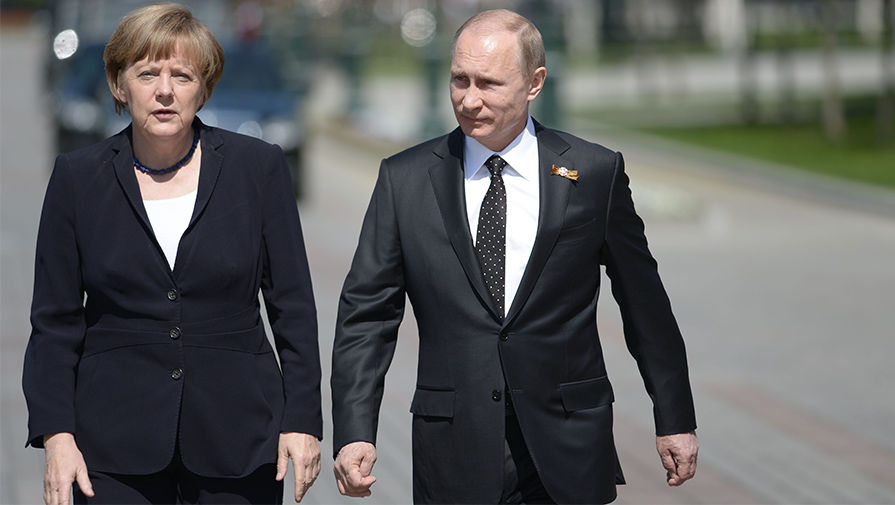 Ангела Меркель и Владимир Путин в Александровском саду. 10 мая 2015 года