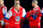 Владимир Путин перед началом гала-матча команд Ночной хоккейной лиги