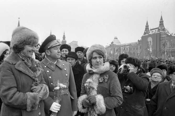 Летчик-космонавт Алексей Леонов (в центре) и дикторы Центрального телевидения Нонна Бодрова (справа) и Валентина Леонтьева (слева) на гостевых трибунах Красной площади во время празднования 60-летия Великого Октября, 1977 год