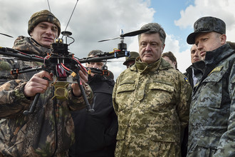 Президент Украины Петр Порошенко и секретарь СНБО Александр Турчинов во время осмотра военной техники в учебном центре Нацгвардии под Киевом, апрель 2015 года
