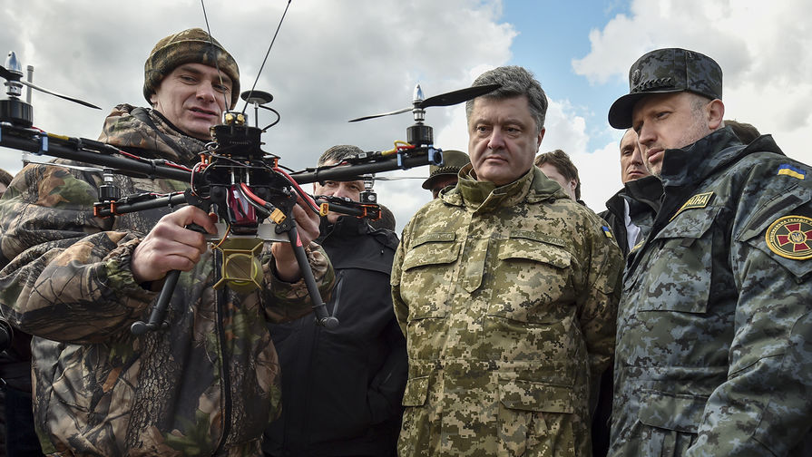 Президент Украины Петр Порошенко и секретарь СНБО Александр Турчинов во время осмотра военной техники в учебном центре Нацгвардии под Киевом, апрель 2015 года