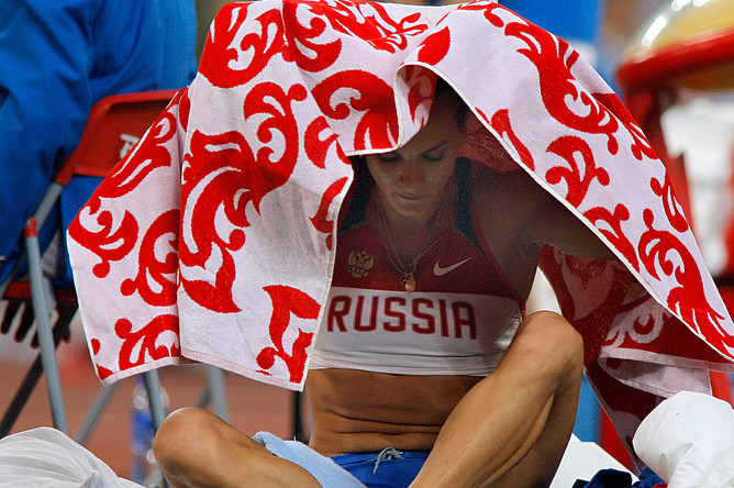 Российская спортсменка Елена Исинбаева, завоевавшая золотую медаль в прыжках с шестом, на Олимпийских играх в Пекине, 2008 год