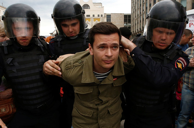 Илья Яшин, задержанный на несанкционированном митинге на Тверской улице в Москве