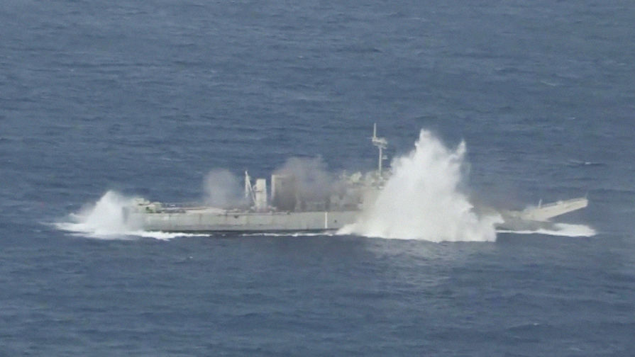 Затопление судна USS Racine во время учений RIMPAC в акватории Тихого океана, кадр из видео