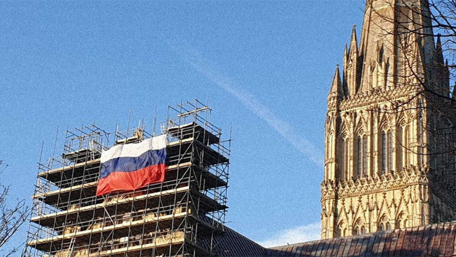 Неизвестные повесили флаг РФ на&nbsp;собор в&nbsp;Солсбери, 17 февраля 2019 года