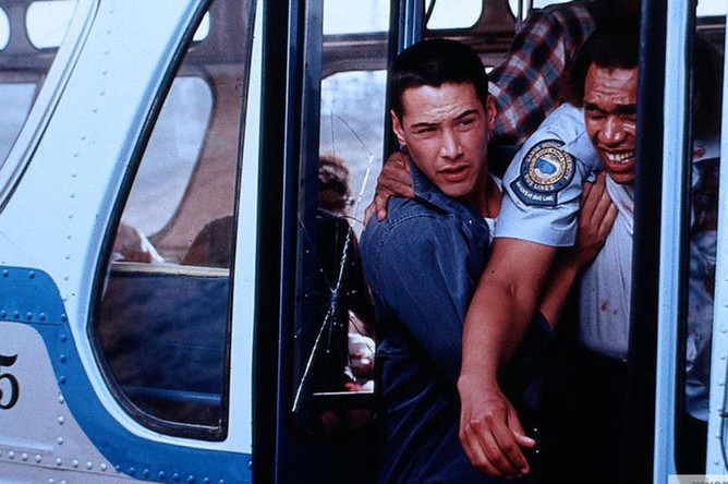 Кадр из фильма «Скорость» (1994)