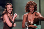 Певицы Мэрайя Кэри и Уитни Хьюстон (1962-2012) во время церемонии MTV Video Music Awards, 1998 год 