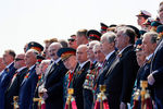 Президент России Владимир Путин (в центре), ветераны и главы государств, приглашенные на военный парад, во время военного парада на Красной площади, посвященного 75-й годовщине Победы в Великой Отечественной войне, 24 июня 2020 года 
