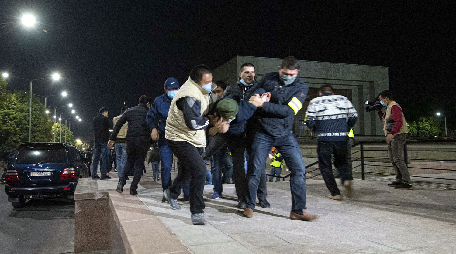 Сотрудники правоохранительных органов задерживают участников акции протеста в Бишкеке, 5 октября 2020 года