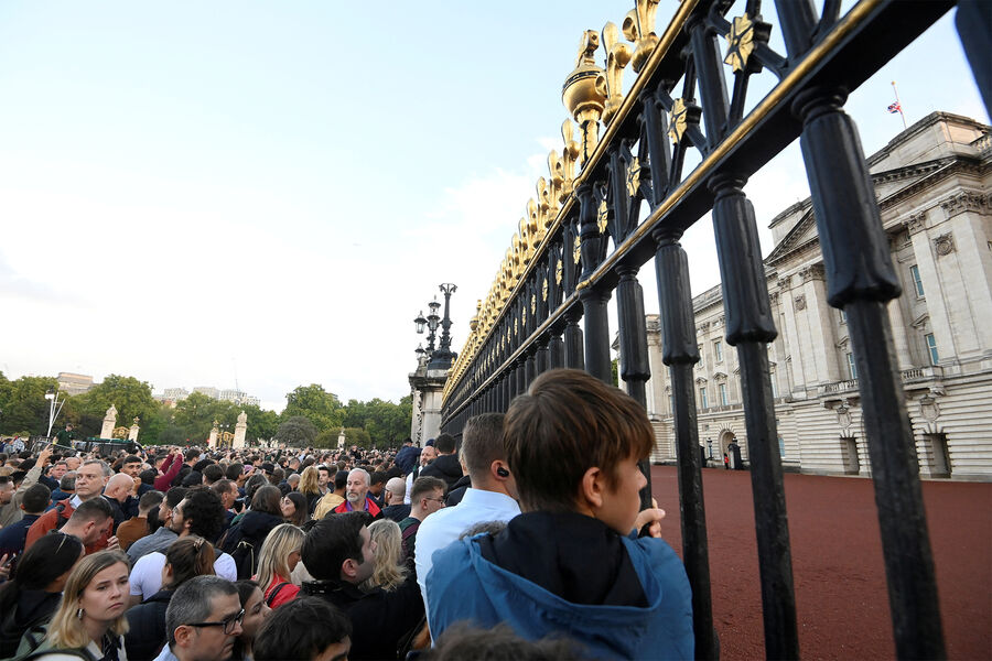Люди собрались возле Букингемского дворца в&nbsp;Лондоне после сообщений о&nbsp;нездоровье королевы Елизаветы, 8&nbsp;сентября 2022&nbsp;года
