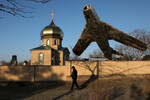 Памятник истребителю МиГ-17, установленный рядом с церковью в селе Охотниково в Крыму, 2 марта 2023 года