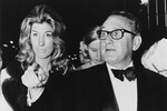 Генри Киссинджер и Нэнси Маджинн в центре исполнительских искусств имени Джона Ф. Кеннеди в Вашингтоне, 1973 год
<br><br>
Пара поженилась в 1974 году 