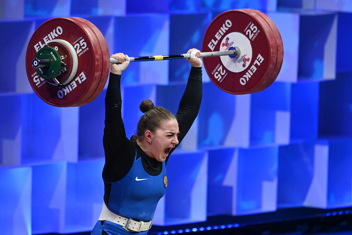 Китайская Олимпийская чемпионка в тяжелой атлетике