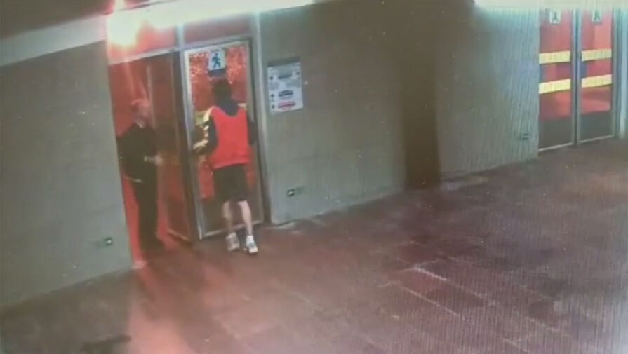Мужчину будут судить за нападение на дверь в метро Петербурга с молотком