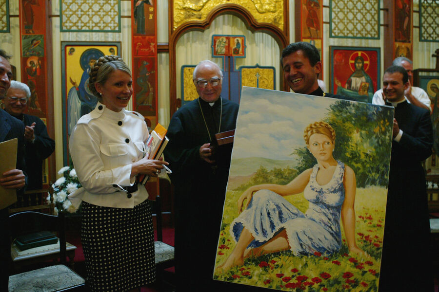 Премьер-министру Украины Юлии Тимошенко вручают ее портрет в&nbsp;церкви Святого равноапостольного князя Владимира Великого в&nbsp;Париже, 13&nbsp;июня 2005&nbsp;года
