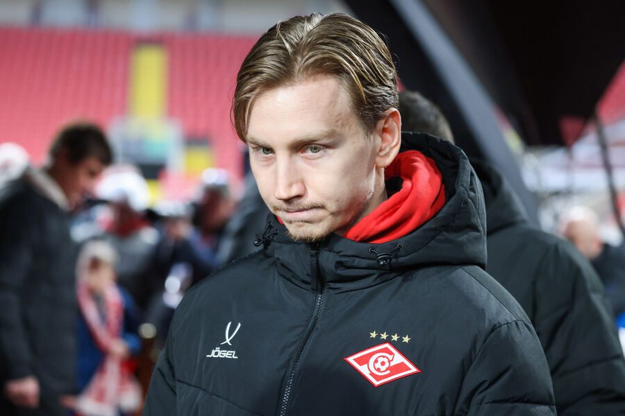 Футболист &laquo;Спартака&raquo; Наиль Умяров во время церемонии прощания с&nbsp;олимпийским чемпионом 1956&nbsp;года и лучшим бомбардиром московского &laquo;Спартака&raquo; Никитой Симоняном на&nbsp;стадионе &laquo;Лукойл Арена&raquo; в&nbsp;Москве, 27&nbsp;ноября 2025&nbsp;года