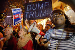 Участники акций протеста против участия миллиардера и кандидата на пост президента США Дональда Трампа в телепередаче «В субботу вечером» на NBC