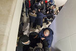 Протестующие и сотрудники правоохранительных органов в здании парламента в Кишиневе