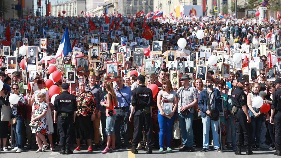 Участники акции памяти &laquo;Бессмертный полк&raquo; во время шествия в&nbsp;День Победы в&nbsp;Москве