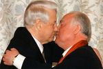 Борис Ельцин целует премьера Виктора Черномырдина в ходе празднования его 60-летия, 1998 год