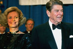 Супруга Фрэнка Синатры Барбара и президент США Рональд Рейган на мероприятии в Вашингтоне, 1985 год