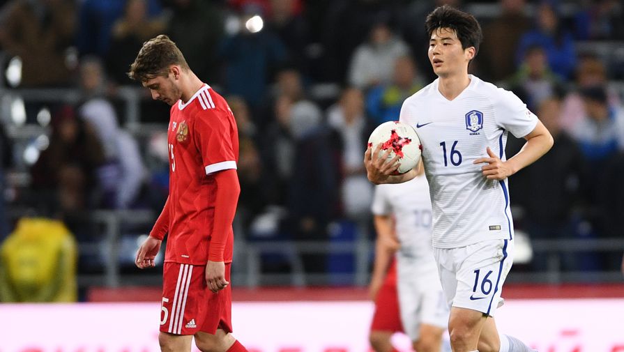 Алексей Миранчук (слева) в товарищеском матче Россия — Южная Корея