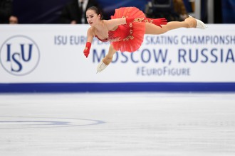 Алина Загитова (Россия) выступает в произвольной программе женского одиночного катания на чемпионате Европы по фигурному катанию в Москве. Григорий Сысоев / РИА Новости