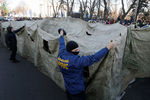 Activists of Ukrainian far-right movements install a tent during a protest of agricultural workers against land reform in Kiev, Ukraine December 17, 2019. REUTERS/Valentyn Ogirenko - RC2ZWD9GT95N