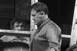 Валерий Хлевинский в сцене из спектакля по пьесе Александра Галина «Стена», 1987 год